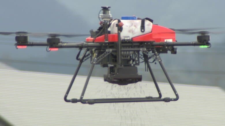 ドローンから種が投下される様子