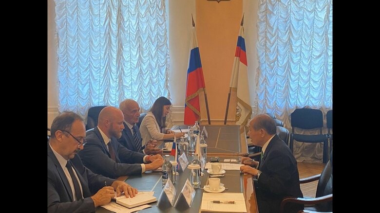 漁業庁の幹部と面会（7月29日撮影、提供：鈴木宗男議員事務所）