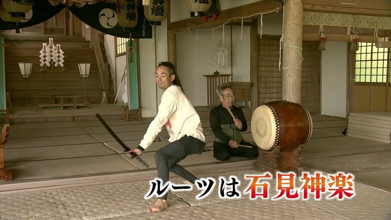 父・日出光さんが叩く太皷に合わせて神楽を舞う刄田さん