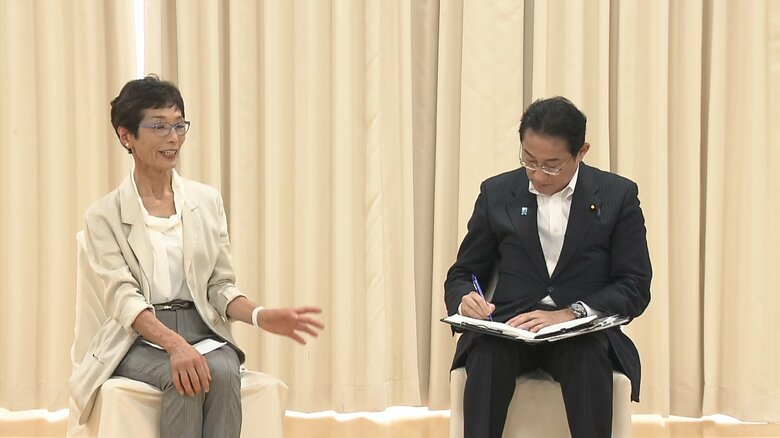 熱心にメモを取りながら話を聞く岸田首相