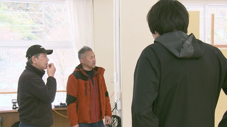 地元住民の協力を得ながら作業準備