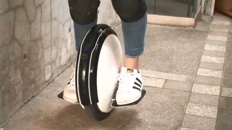 『電動一輪車』に多発するトラブル 新しい乗り物の受け入れが難しい日本。