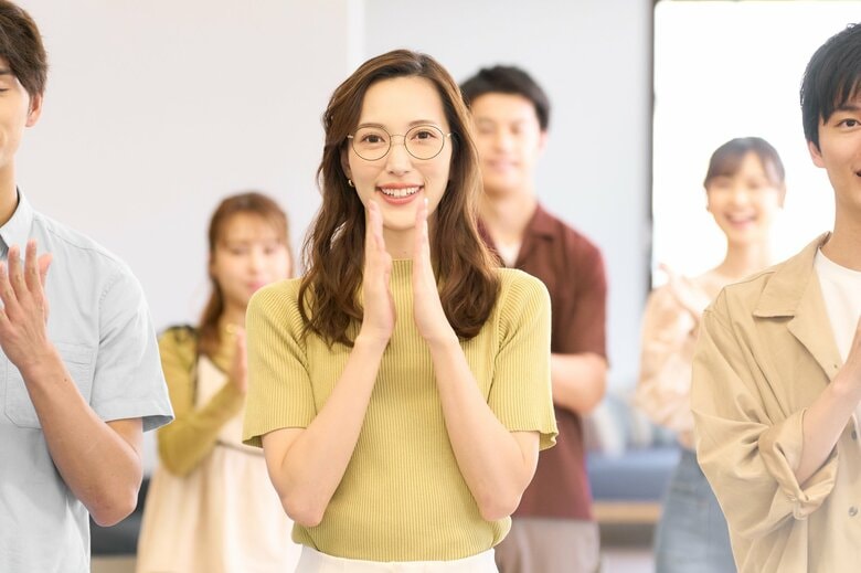 褒める準備として相手を観察してみよう（画像：イメージ）