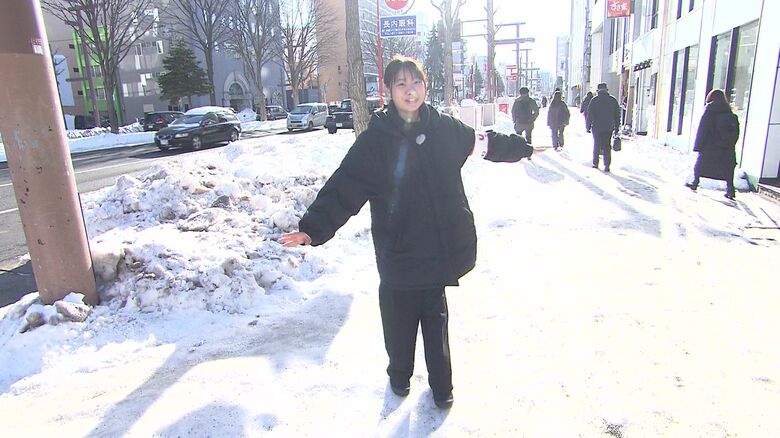 ツルツル路面の上でバランスをとる東木場記者