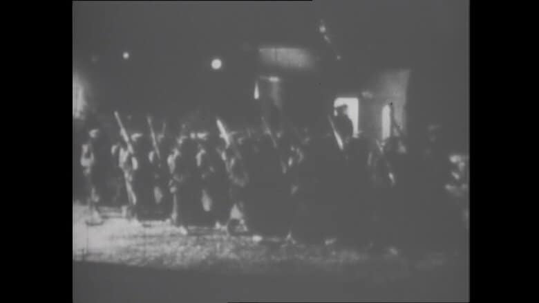 二・二六事件で官邸周辺に集まった反乱軍　1936年