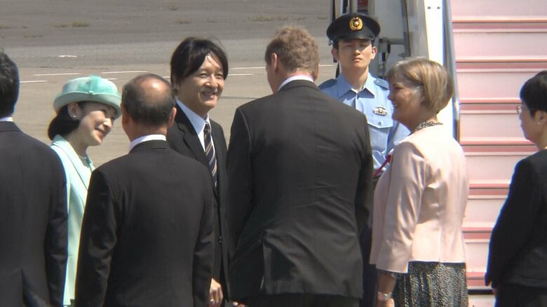 ご夫妻は、イギリス大使館関係者や宮内庁幹部らの見送りを受けられた