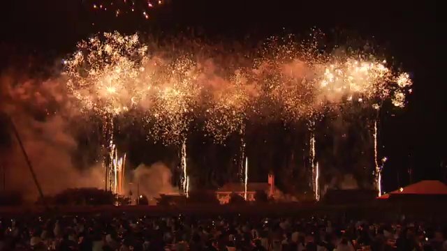 約1万発の花火が打ち上げられる