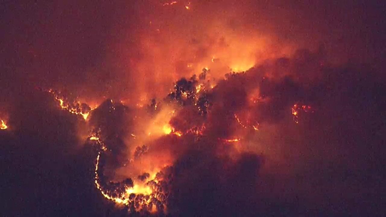 「やばいぞ、本当に」岩手・大槌町で山林火災拡大、消防団員が語る危機　住宅地に迫る炎、避難指示広がる