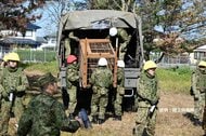 陸上自衛隊がクマ被害対策の訓練を開始 箱ワナを運搬 猟友会からクマやワナについて説明受ける