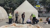 完成までの早さに被災者も感動…トルコ・シリア地震被災地に「インスタントハウス」　約4時間で完成