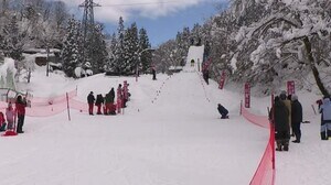 グラウンドに高さ約10mの“ジャンプ台”…小学校でスキージャンプの記録会 最長で10m飛んだ児童も