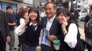 現職官房長官が異例の人生相談 “令和おじさん”激動の一年、その先に見据えるものは