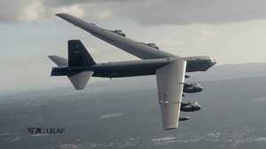 米朝首脳会談決裂の後、米空軍B-52H大型爆撃機が日本周回