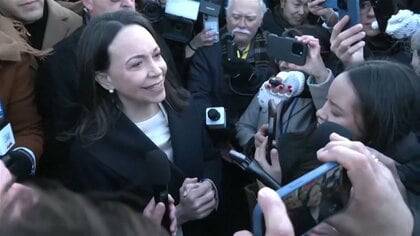 トランプ大統領にノーベル平和賞メダル「授与」ベネズエラの野党指導者マチャド氏が