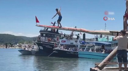 油でぬるぬる…棒を渡り旗を取ったら17万円！　トルコ伝統の大会で好珍プレー続出　優勝者は“ダイビングキャッチ”
