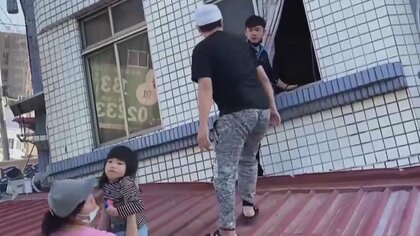 【台湾地震】煙突崩落、建築中高層ビルから資材落下…台湾メディア伝える“甚大被害”　倒壊建物から幼児救助の瞬間も