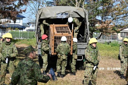 陸上自衛隊がクマ被害対策の訓練を開始　箱ワナを運搬　猟友会からクマやワナについて説明受ける