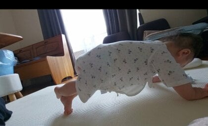 母「原因これだわ」手足が“ちぎりパン”にならない赤ちゃんの“筋トレ”姿に驚き！普段の様子を聞いた