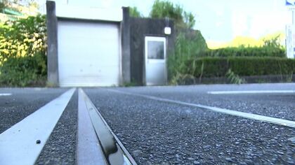 なんのため?「レールが敷かれた謎の道路がある」 車道にレール　シャッターの奥には巨大設備が・静岡市