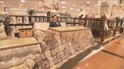 ソファに座ったまま入れる“進化系こたつ”が人気！コンセントやUSBポートも…売り上げは昨年の2倍以上