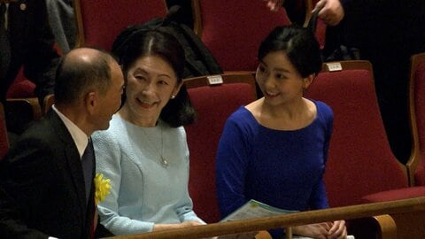 紀子さまと佳子さま　がん患者らの「第九」鑑賞　秋野暢子さんの食道がん治療体験に熱心に耳を傾けられる 