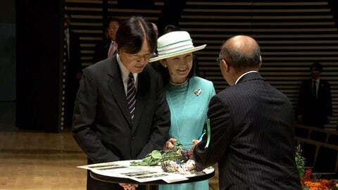 秋篠宮ご夫妻「みどりの愛護」のつどいへ　ローズマリーに「良い香りですね」　東京ゆかりの桜を記念植樹
