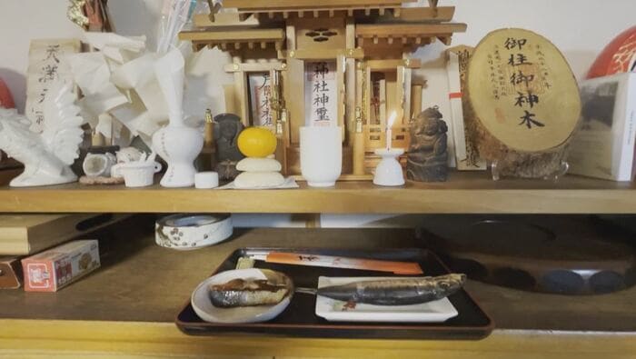 イワシを神棚に供える