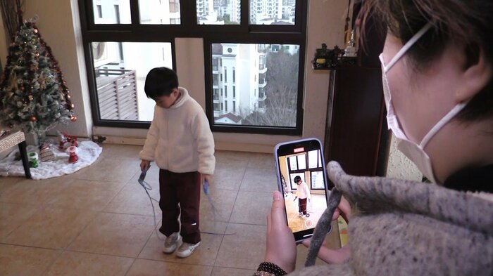 「証拠動画」を撮影する親