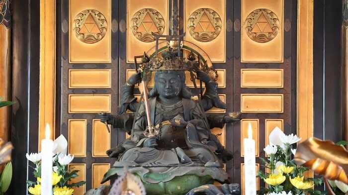 堂内に祀られた「辯才天」像(編集部撮影)