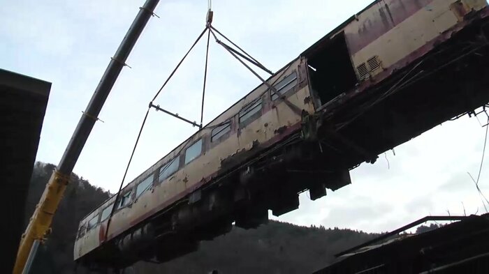 クレーン車で吊り上げられる「サシ481-48」