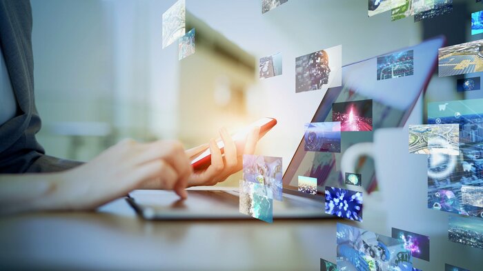 複数のSNSから情報を収集する「モザイクアプローチ」(画像はイメージ)