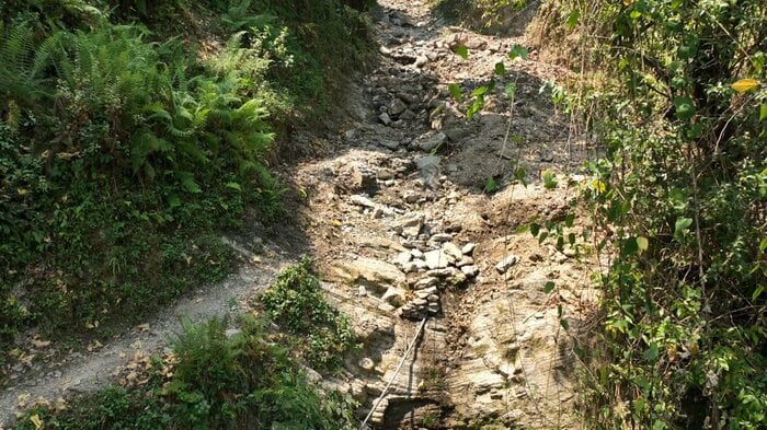 地震の影響で水がほとんど出なくなった水源