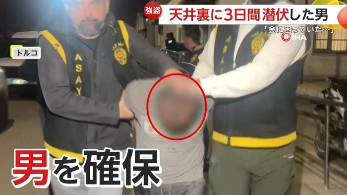 待ち構えていた警察に連行される男(IHA)