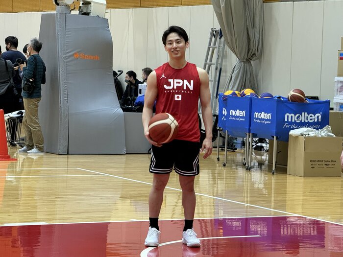強化合宿で練習する河村勇輝選手(16日、都内)