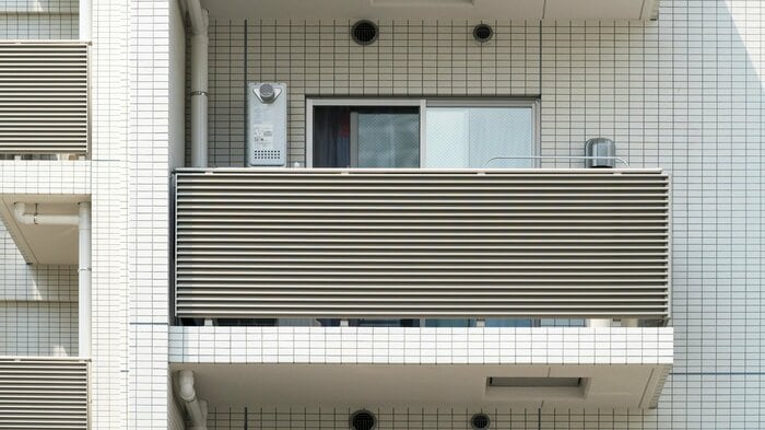 集合住宅に住んでいる場合は特に、近隣の配慮も忘れないでおきたい(画像はイメージ)