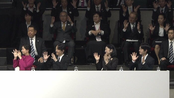 開会式で手話による拍手をされる秋篠宮ご一家