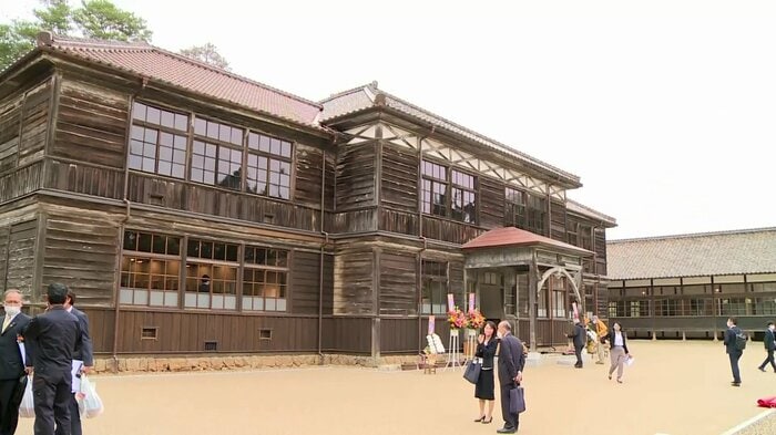 修復工事が完了した旧吹屋小学校