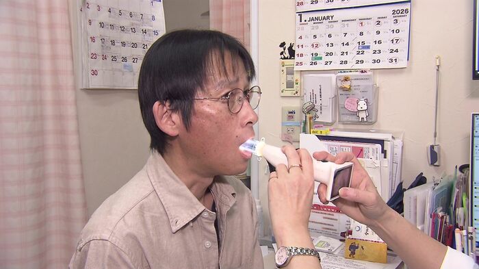 小型カメラで喉の写真を撮影