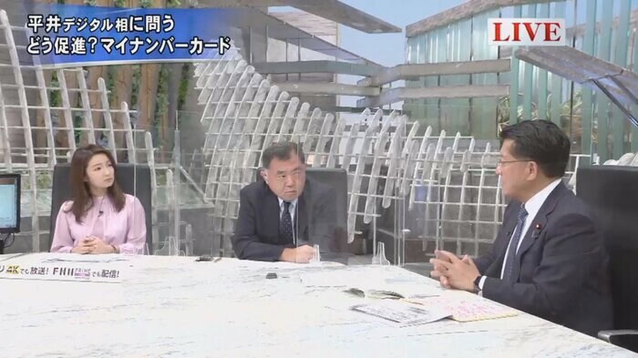 長野美郷キャスター(左)、反町理キャスター(中)、平井卓也 デジタル相