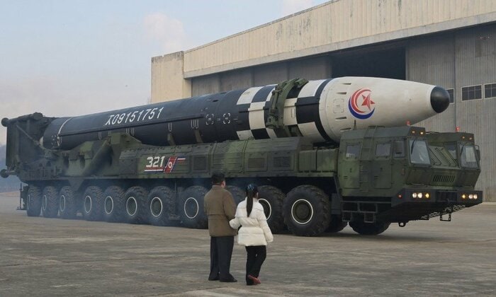 ミサイルの試験発射に立ち会った金正恩氏と娘(2022年11月19日・朝鮮中央通信)
