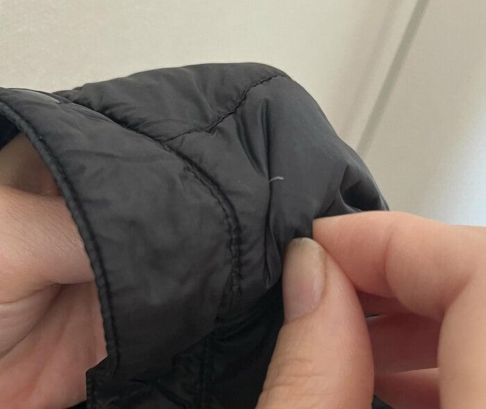 裏側からつまんで中に引き戻す（特集班撮影）