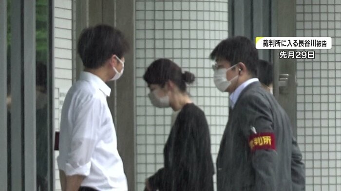 裁判所に入る長谷川被告