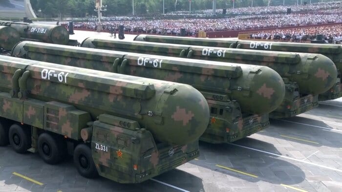 中国の新型大陸間弾道ミサイル(ICBM)DF-61の自走発射装置