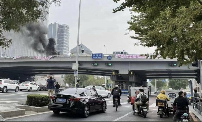 北京市で掲げられた習近平国家主席を名指しで批判する横断幕 10月13日(ツイッターより)