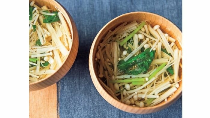 ミツバとエノキのスープ（『笠原将弘の旬副菜の極み159』から抜粋）