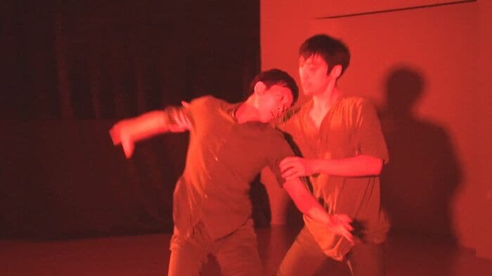 ダンスを披露