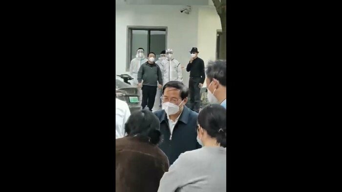 上海市のトップ・李強氏(画像中央)市民からの批判は想定外?(4月11日・中国SNSより)