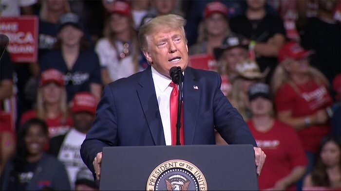 トランプ氏が選挙集会再開 マスク外す人続出...