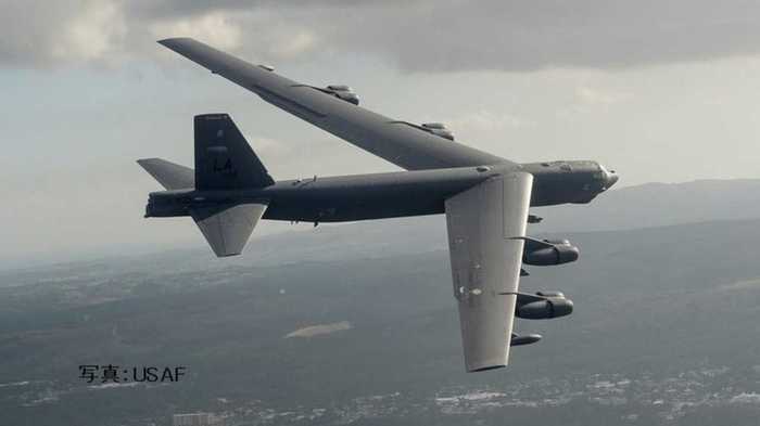 米朝首脳会談決裂の後、米空軍B-52H大型爆撃機が日本周回
