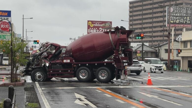 市内中心部で長時間渋滞発生　交差点でミキサー車同士が事故　4時間以上経っても解消されず　大分市西大分｜FNNプライムオンライン